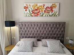 Luxury Modern apt w Garden, 3 min Walk to Beach