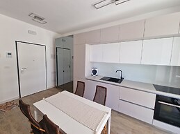 Luxury Modern apt w Garden, 3 min Walk to Beach