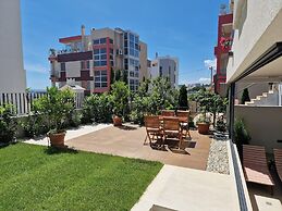 Luxury Modern apt w Garden, 3 min Walk to Beach