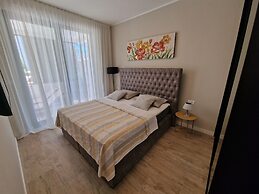 Luxury Modern apt w Garden, 3 min Walk to Beach