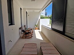 Luxury Modern apt w Garden, 3 min Walk to Beach