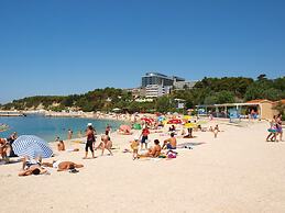 Luxury Modern apt w Garden, 3 min Walk to Beach