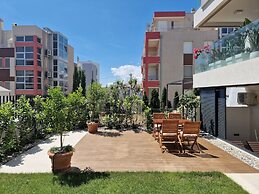 Luxury Modern apt w Garden, 3 min Walk to Beach