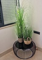 Luxury Modern apt w Garden, 3 min Walk to Beach