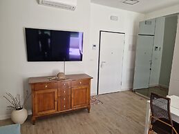 Luxury Modern apt w Garden, 3 min Walk to Beach