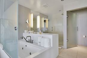 Sapphire Suite Beachfront, Gym + Pool!