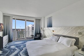 Sapphire Suite Beachfront, Gym + Pool!