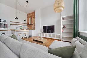 Spacious Apartment Saperów by Renters