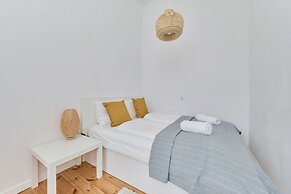 Spacious Apartment Saperów by Renters
