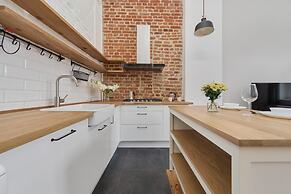 Spacious Apartment Saperów by Renters