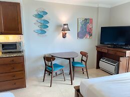 Breezy Luana Waikiki Condo by RedAwning