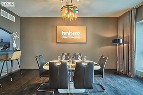 3B Lakepoint Tower 3701 by bnbme homes
