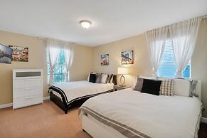 Bismarck Palms 5 Bedroom Home by RedAwning