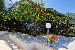 Villa in Lemon Grove With Sea Views & Sea Breeze