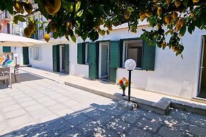 Villa in Lemon Grove With Sea Views & Sea Breeze