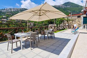 Villa in Lemon Grove With Sea Views & Sea Breeze