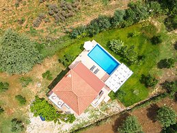 Kournas-sleeps8-parking-garden-pool-petfriendly