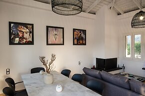 Kournas-sleeps8-parking-garden-pool-petfriendly