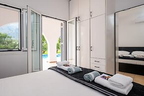 Kournas-sleeps8-parking-garden-pool-petfriendly