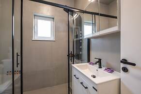 Kournas-sleeps8-parking-garden-pool-petfriendly