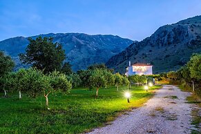 Kournas-sleeps8-parking-garden-pool-petfriendly