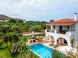 Kournas-sleeps8-parking-garden-pool-petfriendly
