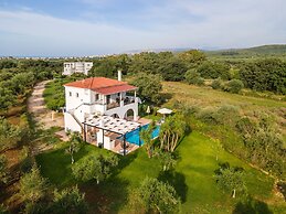 Kournas-sleeps8-parking-garden-pool-petfriendly