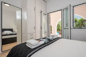 Kournas-sleeps8-parking-garden-pool-petfriendly