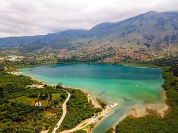 Kournas-sleeps8-parking-garden-pool-petfriendly