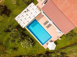 Kournas-sleeps8-parking-garden-pool-petfriendly