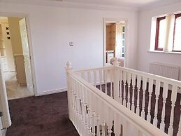 Lovely 4-bed , 3 Bath Villa in Bolton, Manchester