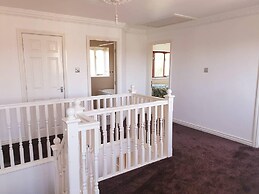 Lovely 4-bed , 3 Bath Villa in Bolton, Manchester