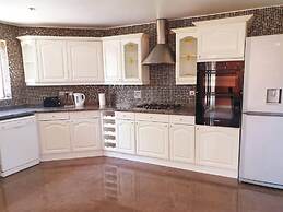 Lovely 4-bed , 3 Bath Villa in Bolton, Manchester