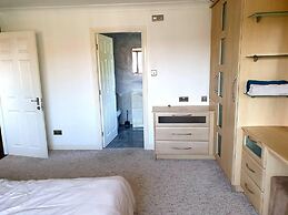 Lovely 4-bed , 3 Bath Villa in Bolton, Manchester