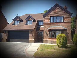 Lovely 4-bed , 3 Bath Villa in Bolton, Manchester