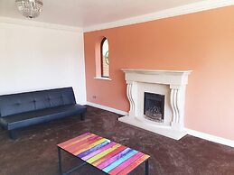 Lovely 4-bed , 3 Bath Villa in Bolton, Manchester