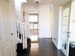 Lovely 4-bed , 3 Bath Villa in Bolton, Manchester