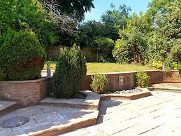 Lovely 4-bed , 3 Bath Villa in Bolton, Manchester