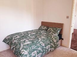 Lovely 4-bed , 3 Bath Villa in Bolton, Manchester