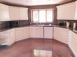 Lovely 4-bed , 3 Bath Villa in Bolton, Manchester