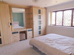 Lovely 4-bed , 3 Bath Villa in Bolton, Manchester