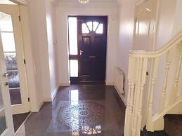 Lovely 4-bed , 3 Bath Villa in Bolton, Manchester