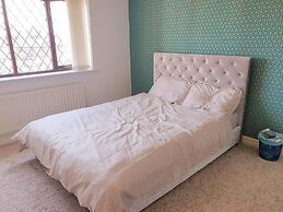 Lovely 4-bed , 3 Bath Villa in Bolton, Manchester