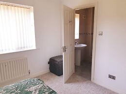Lovely 4-bed , 3 Bath Villa in Bolton, Manchester