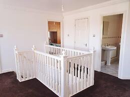 Lovely 4-bed , 3 Bath Villa in Bolton, Manchester