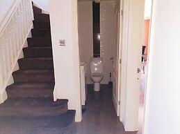 Lovely 4-bed , 3 Bath Villa in Bolton, Manchester