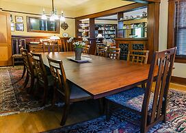 A Cowslip's Belle Inn