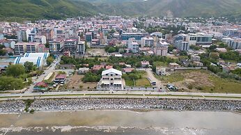 Beyaz Köşk Hotel & Cafe