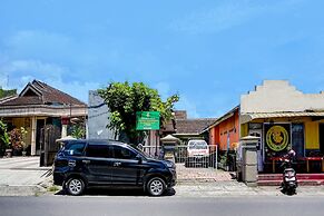 OYO 92359 Kost Maluku 36 Family Residence