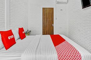 Super OYO 90828 Ara Guest House